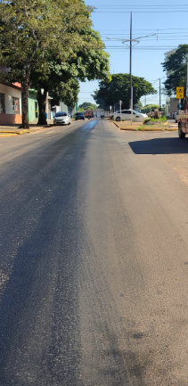 Óleo derramado na avenida da cidade de Amambai gera interdição da via Óleo derramado na avenida da cidade de Amambai gera interdição da via