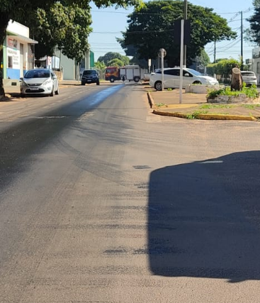 Óleo derramado na avenida da cidade de Amambai gera interdição da via Óleo derramado na avenida da cidade de Amambai gera interdição da via