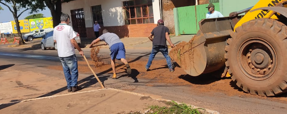 Óleo derramado na avenida da cidade de Amambai gera interdição da via Óleo derramado na avenida da cidade de Amambai gera interdição da via