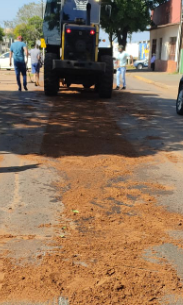Óleo derramado na avenida da cidade de Amambai gera interdição da via Óleo derramado na avenida da cidade de Amambai gera interdição da via