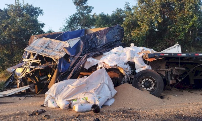 Acidente entre duas carretas e dois carros entre Caarapó e Juti deixa vítimas entre as ferragens