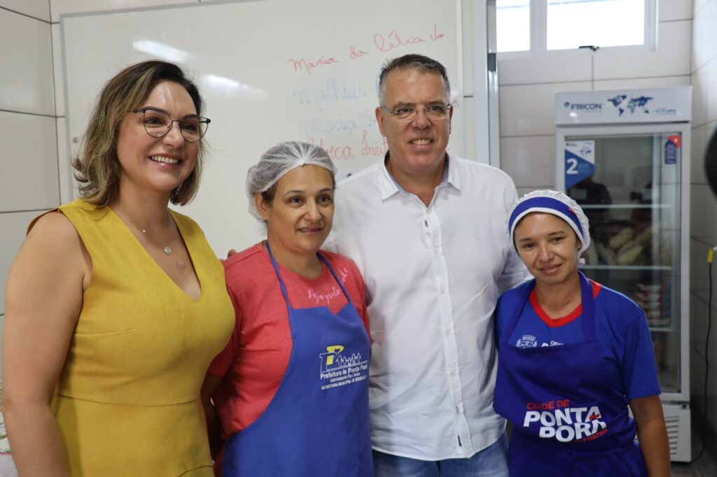 Prefeito Eduardo Campos entrega uniformes com tênis e kits de materiais escolares em Ponta Porã