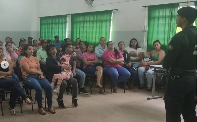 PMs do Distrito de Nova Itamarati se reunem com pais de Escola Estadual PMs do Distrito de Nova Itamarati se reunem com pais de Escola Estadual