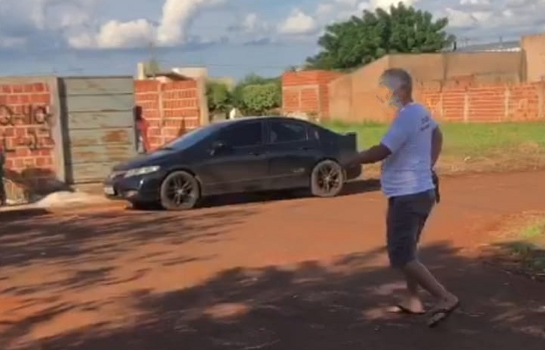 Policial atira cinco vezes após dupla empinar motocicleta em Rio Brilhante Policial atira cinco vezes após dupla empinar motocicleta em Rio Brilhante