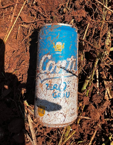 Caminhão de cerveja rumo a Campo Grande capota em curva perigosa