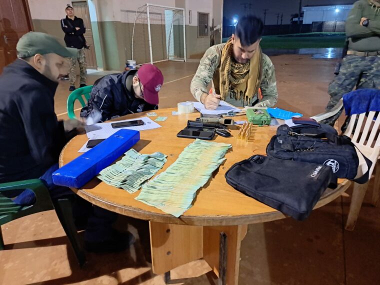 Amambay: detienen a traficantes de drogas con armas y dinero Amambay: detienen a traficantes de drogas con armas y dinero