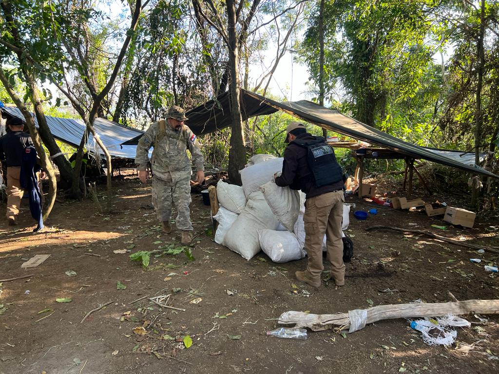 Tres detenidos y más de 8 toneladas de marihuana sacadas de circulación por la Senad en Estrella Tres detenidos y más de 8 toneladas de marihuana sacadas de circulación por la Senad en Estrella