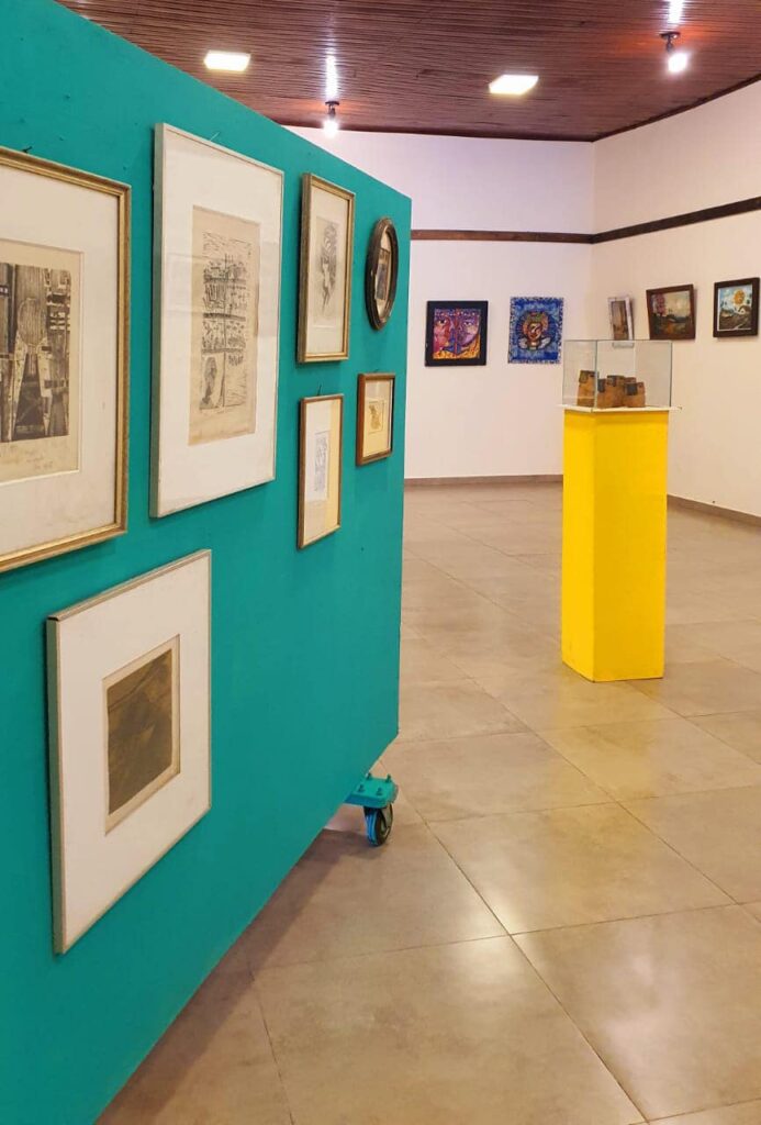 Julio César Álvarez expone desde parte de su rico acervo artístico