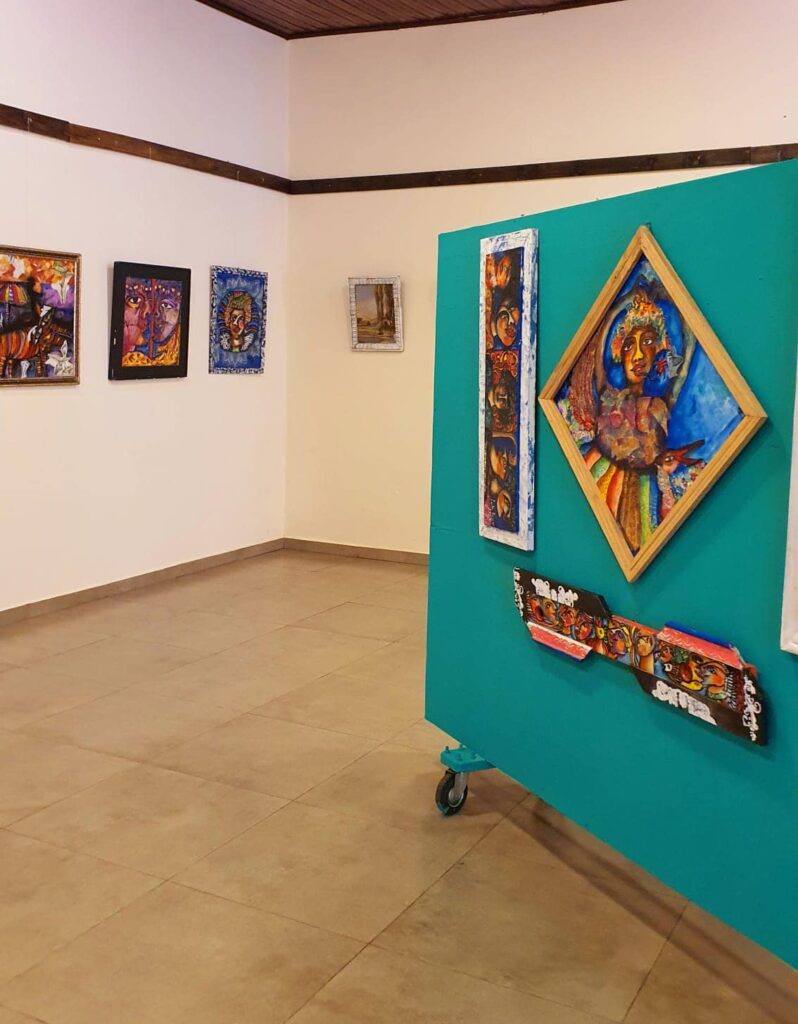 Julio César Álvarez expone desde parte de su rico acervo artístico