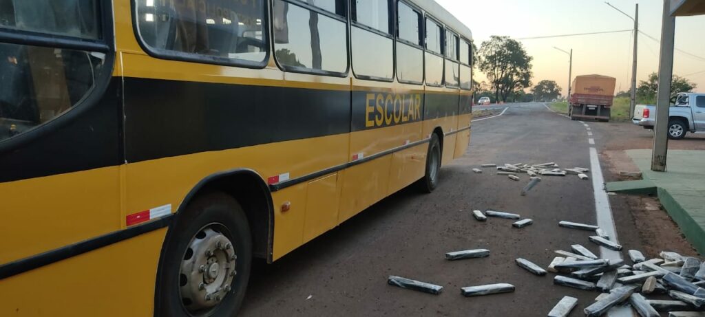 PRF apreende 2,7 toneladas de maconha em ônibus escolar PRF apreende 2,7 toneladas de maconha em ônibus escolar