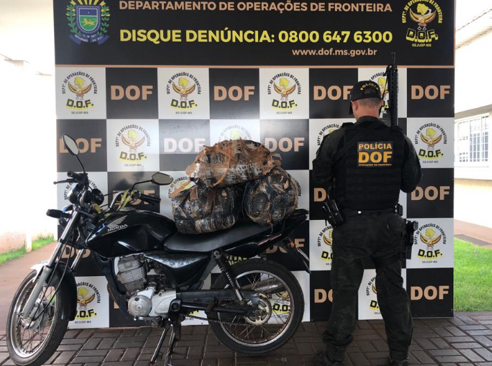 DOF prende duas pessoas com mais de 20 quilos de droga em moto DOF prende duas pessoas com mais de 20 quilos de droga em moto