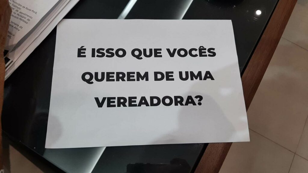 Em Ponta Porã, vereadora se cala na tribuna sob protesto Em Ponta Porã, vereadora se cala na tribuna sob protesto