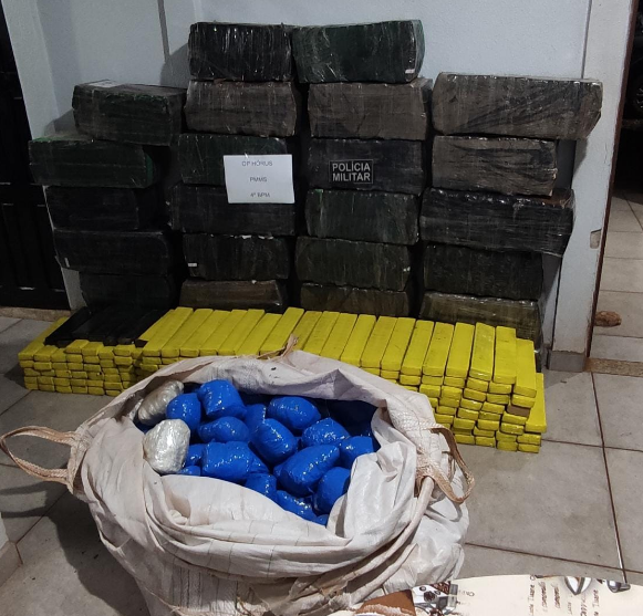 PM apreende mais de 840 quilos de maconha em uma caminhonete Ford-Ranger PM apreende mais de 840 quilos de maconha em uma caminhonete Ford-Ranger