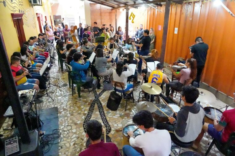 Futura Primera Dama visita a la Orquesta de Instrumentos Reciclados de Cateura
