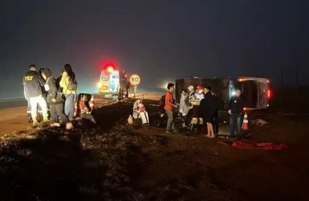 Ônibus tomba, 28 ficam feridos e mulher morre
