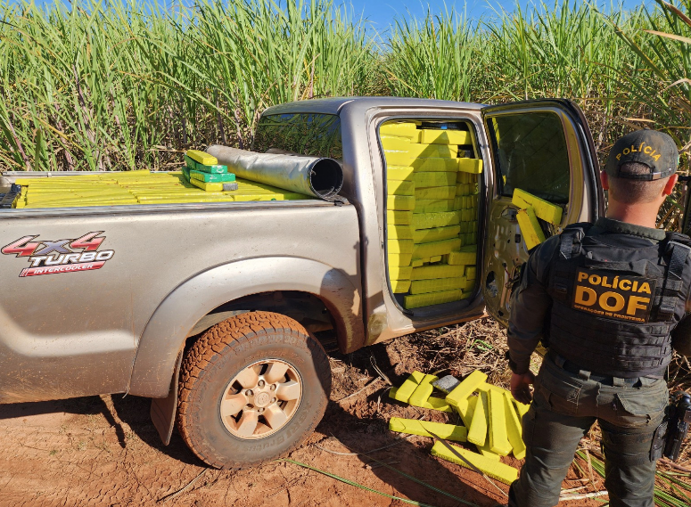 Hilux com placas falsas e carregada com mais de duas toneladas de maconha é apreendida pelo DOF Hilux com placas falsas e carregada com mais de duas toneladas de maconha é apreendida pelo DOF