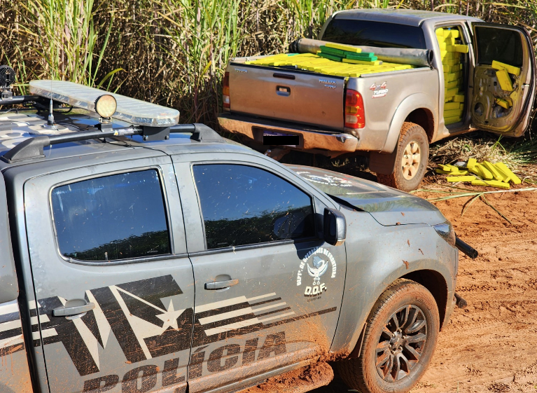 Hilux com placas falsas e carregada com mais de duas toneladas de maconha é apreendida pelo DOF Hilux com placas falsas e carregada com mais de duas toneladas de maconha é apreendida pelo DOF