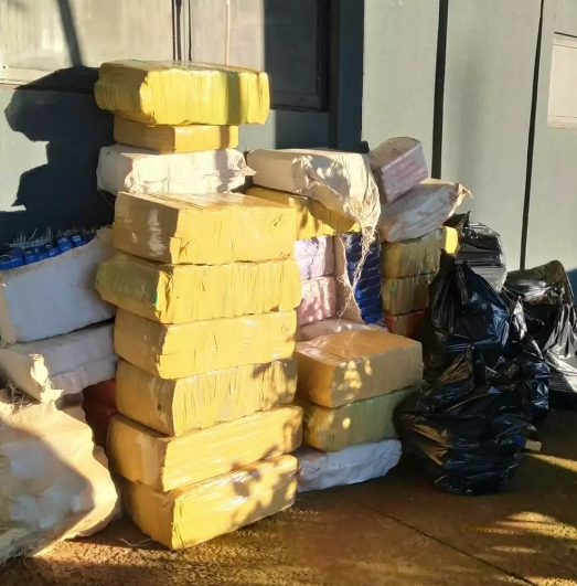 Uma equipe da Patrulha Rural do 4⁰ BPM apreendeu mais de uma tonelada de maconha Uma equipe da Patrulha Rural do 4⁰ BPM apreendeu mais de uma tonelada de maconha