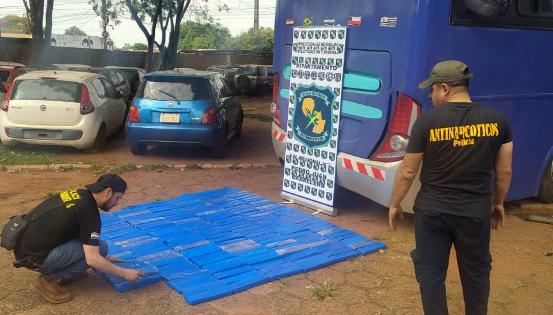 Pedro Juan Caballero: Departamento Anti-Narcóticos apreende grande quantidade de suposta maconha em ônibus com fundo falso Pedro Juan Caballero: Departamento Anti-Narcóticos apreende grande quantidade de suposta maconha em ônibus com fundo falso