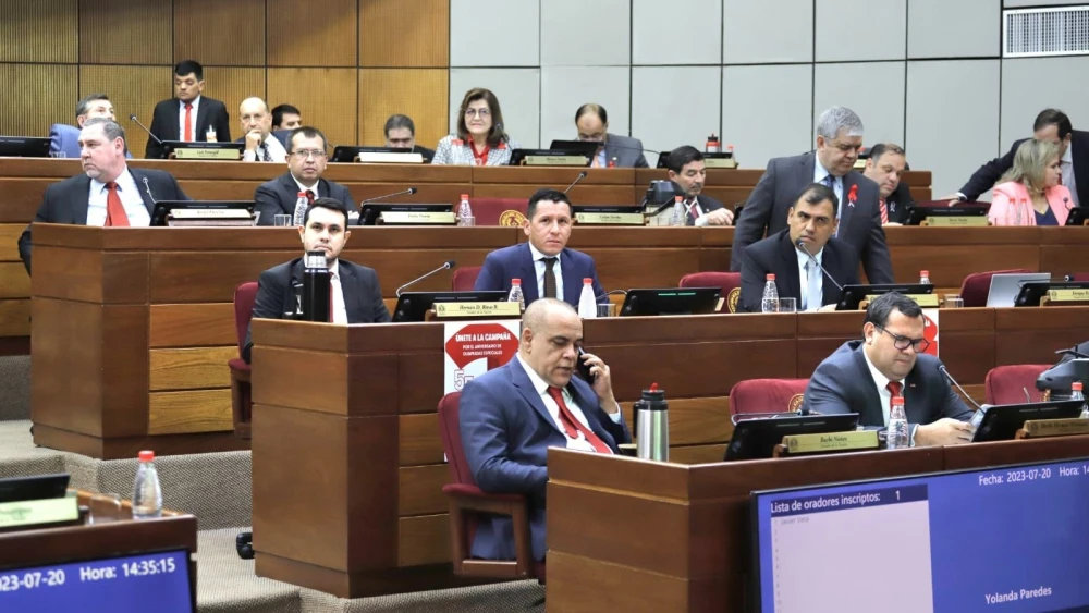 Senado excluye a Mbururu y hace jurar a Chaqueñito en banca número 45 Senado excluye a Mbururu y hace jurar a Chaqueñito en banca número 45