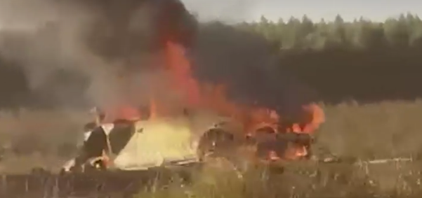 Motoristas morrem em caminhão e carro incendiados na BR-262 Motoristas morrem em caminhão e carro incendiados na BR-262