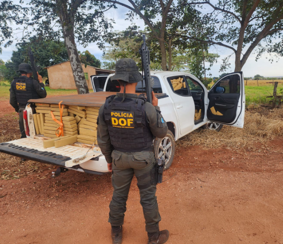 Camionete furtada na Capital é recuperada pelo DOF com quase duas toneladas de droga