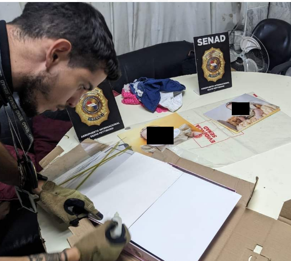 Alerta no Aeroporto do Paraguai: Fotos de valor sentimental escondiam cocaína Alerta no Aeroporto do Paraguai: Fotos de valor sentimental escondiam cocaína