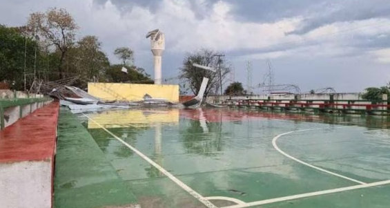 Fuerte tormenta destechó esta tarde unas 30 viviendas en Concepción Fuerte tormenta destechó esta tarde unas 30 viviendas en Concepción