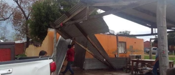 Fuerte tormenta destechó esta tarde unas 30 viviendas en Concepción Fuerte tormenta destechó esta tarde unas 30 viviendas en Concepción
