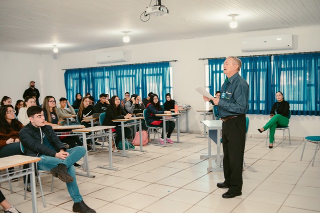 Estudantes de Ponta Porã recebem aula sobre cooperativismo de crédito