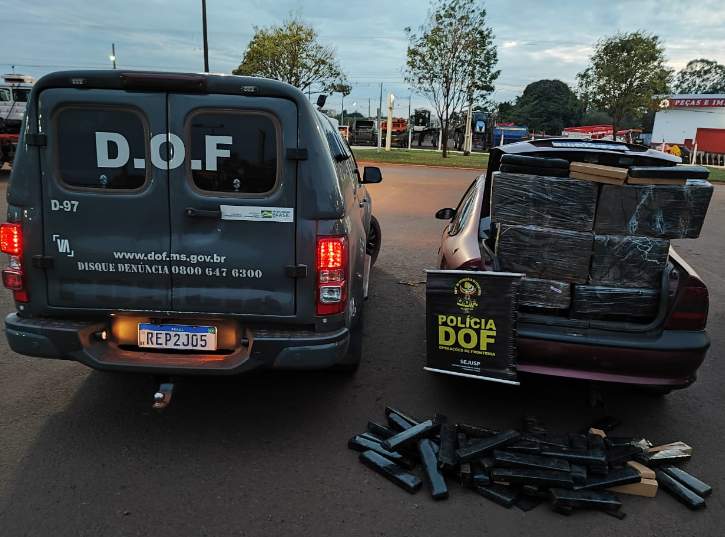 Veículo carregado com maconha é abandonado em milharal após fuga de bloqueio do DOF Veículo carregado com maconha é abandonado em milharal após fuga de bloqueio do DOF