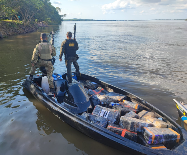 Operação entre DOF e PF resulta em lancha apreendida com mais de uma tonelada de drogas no Rio Paraná