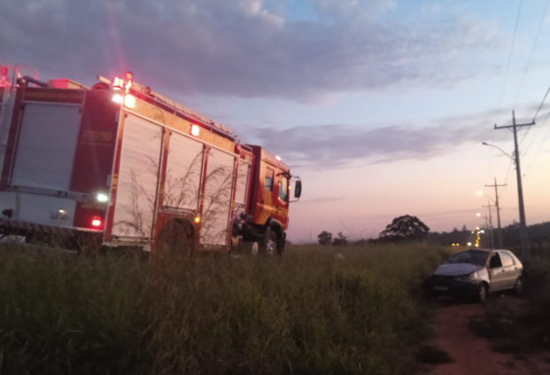 Corpo de Bombeiros atende vítima de capotamento na MS-386 Corpo de Bombeiros atende vítima de capotamento na MS-386