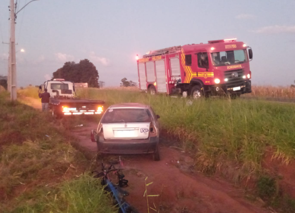 Corpo de Bombeiros atende vítima de capotamento na MS-386 Corpo de Bombeiros atende vítima de capotamento na MS-386