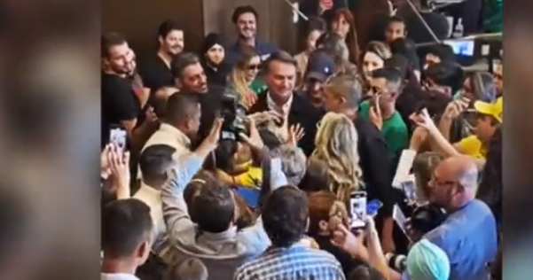 Bolsonaro publica vídeo em que chora com apoiadores em Goiás Bolsonaro publica vídeo em que chora com apoiadores em Goiás