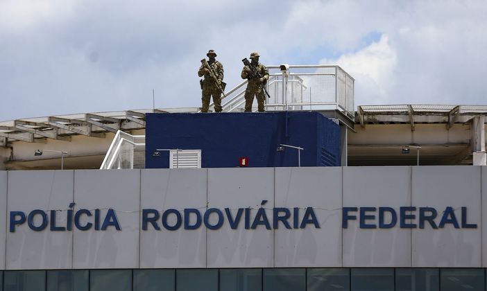 Mensagens mostram que ex-chefe da PRF ordenou 'policiamento direcionado' a eleitores de Lula Mensagens mostram que ex-chefe da PRF ordenou 'policiamento direcionado' a eleitores de Lula