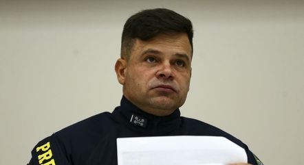 Mensagens mostram que ex-chefe da PRF ordenou 'policiamento direcionado' a eleitores de Lula Mensagens mostram que ex-chefe da PRF ordenou 'policiamento direcionado' a eleitores de Lula