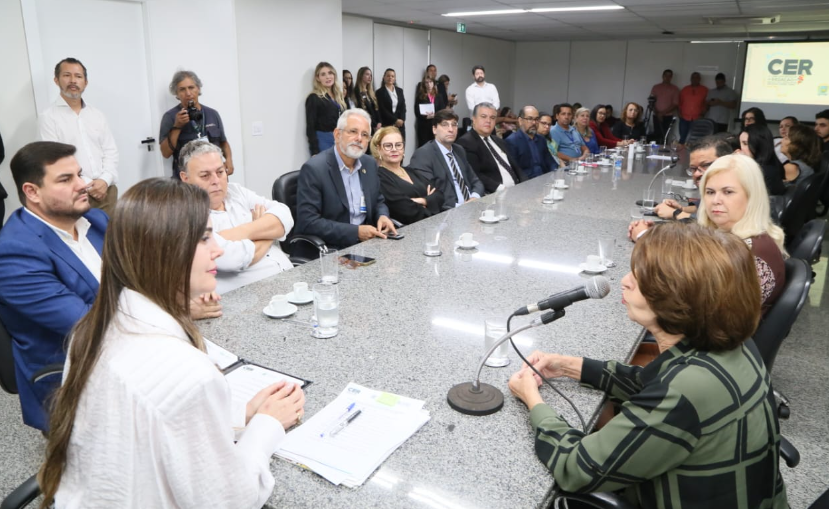 Mara Caseiro faz o lançamento do 1º Concurso Estadual de Redação da Escola do Legislativo