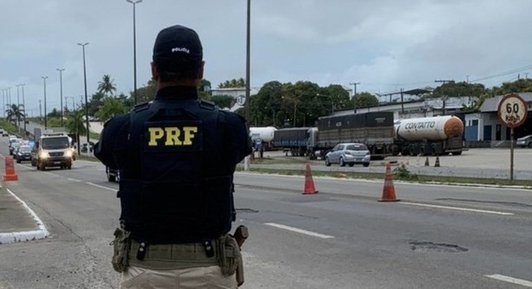Mensagens mostram que ex-chefe da PRF ordenou 'policiamento direcionado' a eleitores de Lula Mensagens mostram que ex-chefe da PRF ordenou 'policiamento direcionado' a eleitores de Lula