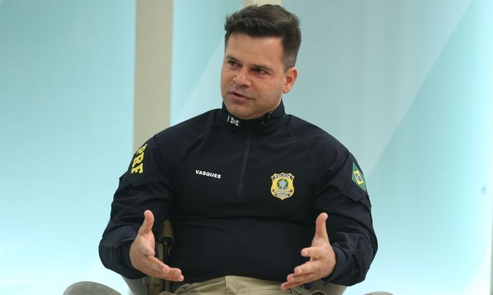 Mensagens mostram que ex-chefe da PRF ordenou 'policiamento direcionado' a eleitores de Lula Mensagens mostram que ex-chefe da PRF ordenou 'policiamento direcionado' a eleitores de Lula