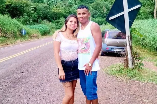 Mulher é assassinada na frente dos filhos e companheiro foge após o crime, diz polícia Mulher é assassinada na frente dos filhos e companheiro foge após o crime, diz polícia