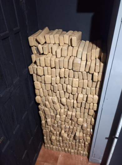 PM apreende mais de 300 kg de maconha em veículo adulterado; dois indivíduos foram presos PM apreende mais de 300 kg de maconha em veículo adulterado; dois indivíduos foram presos