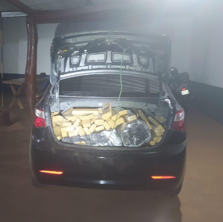 PM apreende mais de 300 kg de maconha em veículo adulterado; dois indivíduos foram presos PM apreende mais de 300 kg de maconha em veículo adulterado; dois indivíduos foram presos