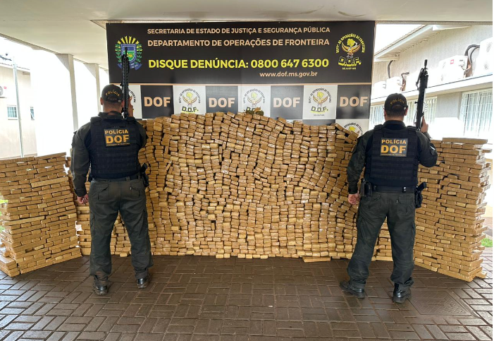 DOF apreende quase 1,5 tonelada de droga e recupera camionete roubada DOF apreende quase 1,5 tonelada de droga e recupera camionete roubada