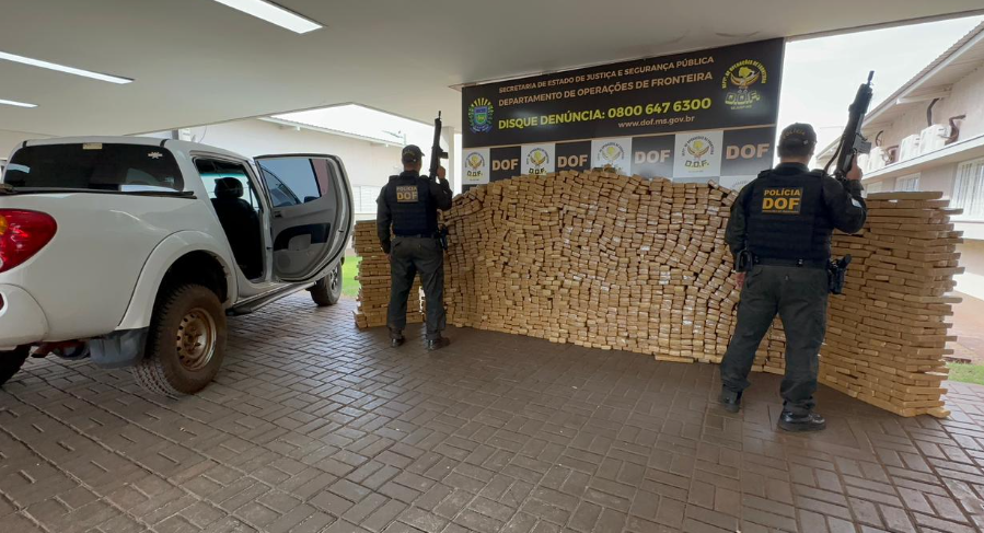 DOF apreende quase 1,5 tonelada de droga e recupera camionete roubada DOF apreende quase 1,5 tonelada de droga e recupera camionete roubada