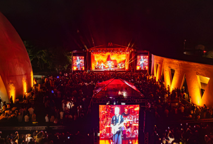 Lulu Santos canta para 4 mil pessoas em Trancoso BA Lulu Santos canta para 4 mil pessoas em Trancoso BA