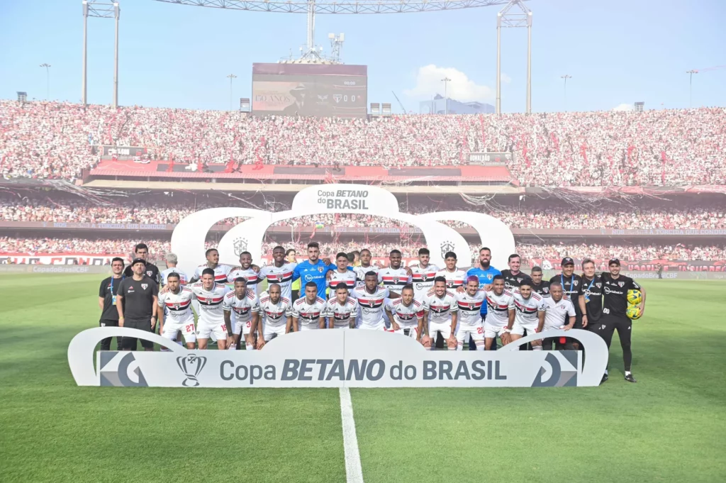 Sul-mato-grossense, zagueiro comemora: "São Paulo entrou para a história" Sul-mato-grossense, zagueiro comemora: "São Paulo entrou para a história"