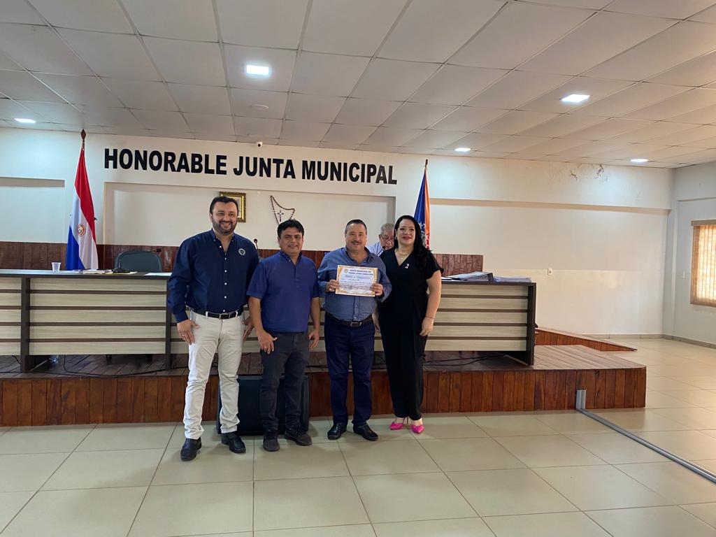 Jugadores, dirigentes y cuerpo técnico del 2 de Mayo homenajeados por la Junta Municipal Jugadores, dirigentes y cuerpo técnico del 2 de Mayo homenajeados por la Junta Municipal