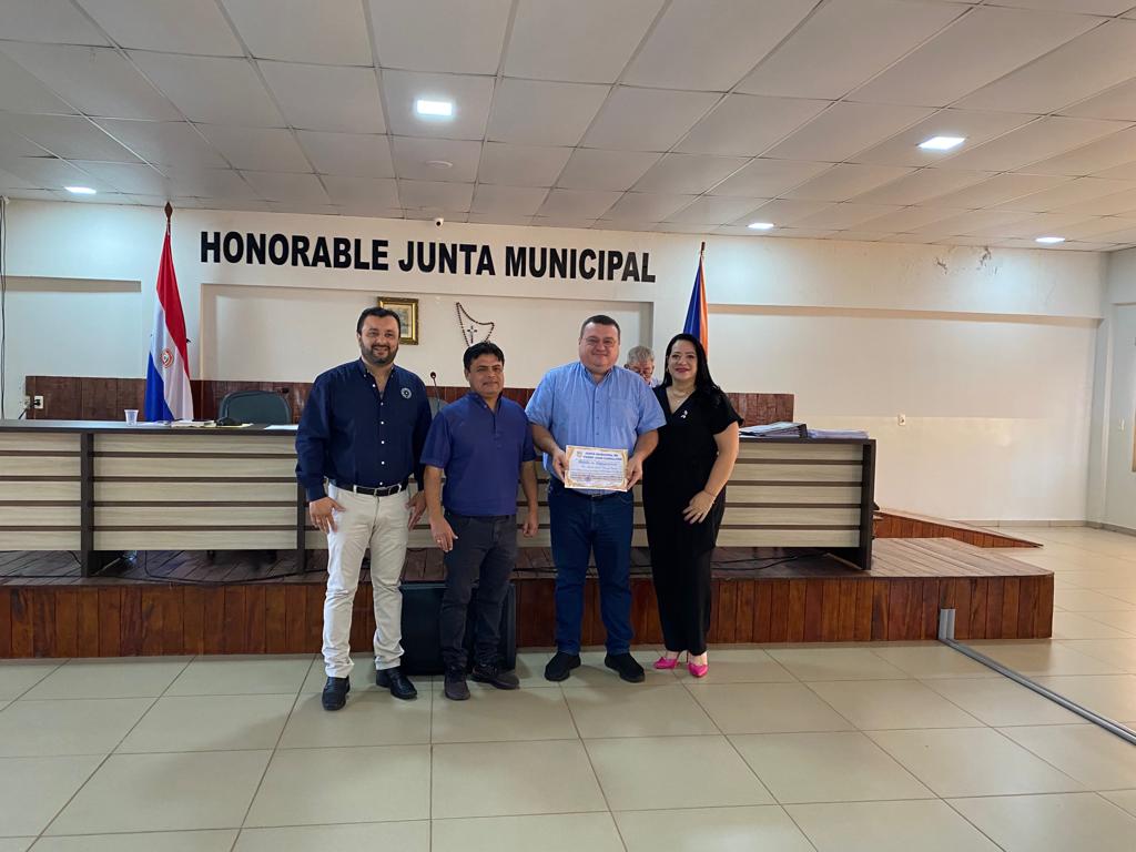 Jugadores, dirigentes y cuerpo técnico del 2 de Mayo homenajeados por la Junta Municipal Jugadores, dirigentes y cuerpo técnico del 2 de Mayo homenajeados por la Junta Municipal