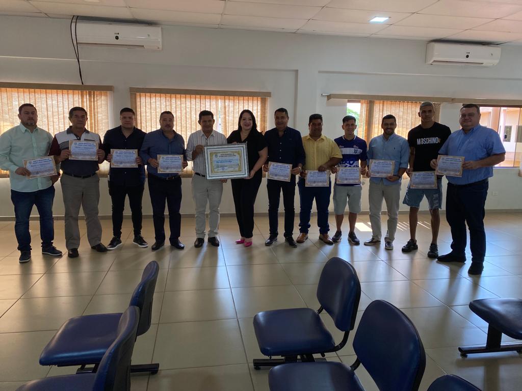 Jugadores, dirigentes y cuerpo técnico del 2 de Mayo homenajeados por la Junta Municipal Jugadores, dirigentes y cuerpo técnico del 2 de Mayo homenajeados por la Junta Municipal